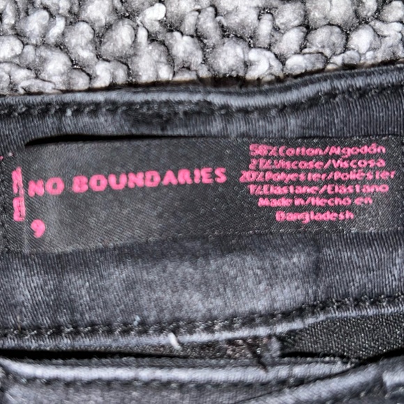 No boundaries Black jeans have stretch size 9 - Picture 3 of 7